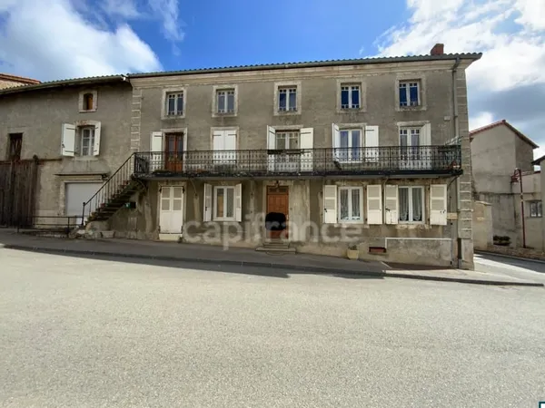 Proche de MOIRETABLE (42). GRANDE MAISON de village de 217 m2 avec 9 CHAMBRES, BALCON et GARAGE et R