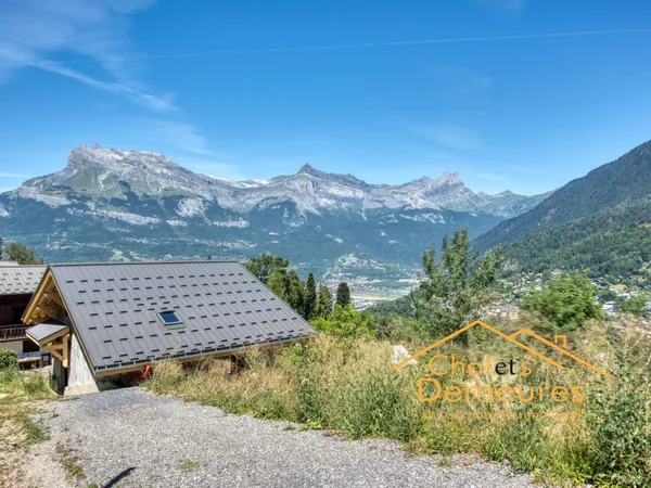 Chalet face Massif du Mont Blanc