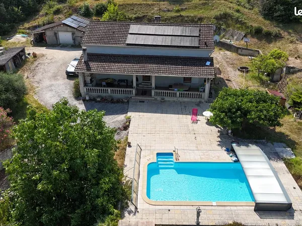 Maison 155m² sur 4570 m² avec cellier, garage et piscine sans vis avis