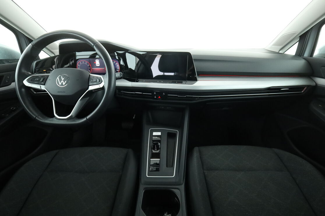 Volkswagen Golf VIII 1.0 eTSI DSG7 — photo 11