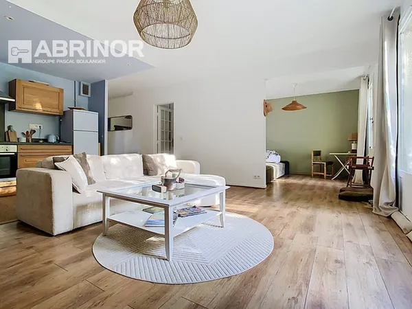 Appartement de type 3 de 78 m² hab. en rez-de-chaussée avec jardin et garage.