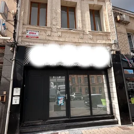 Locale commerciale 105 m2 pleine centre 890