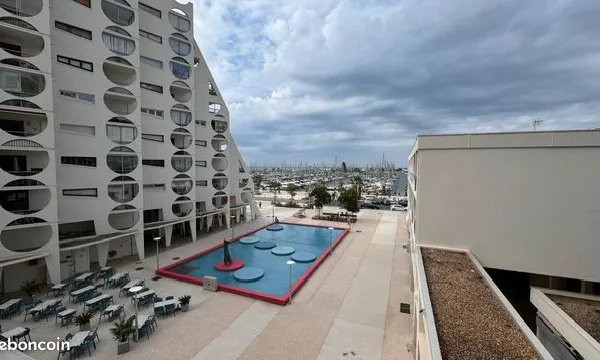 Beau t1 meuble la grande motte terrasse vue mer parking
