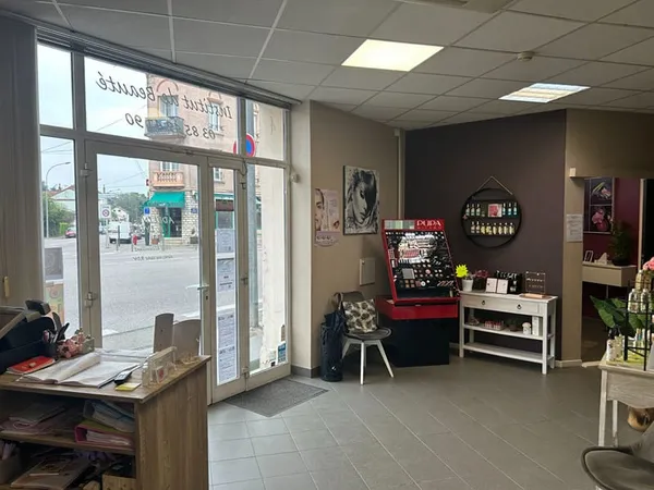 Local commercial entièrement rénové