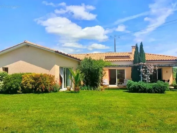 Plain pied classe a, avec beau terrain plat cloture