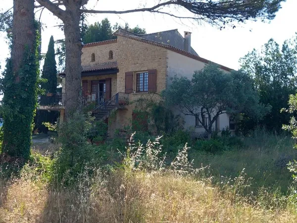 Villa traditionnelle hors lotissement, 5 chambres, 2800 m2 de terrain !