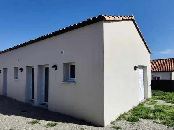 Loué - Immeuble de trois appartements de plain-pied + garages