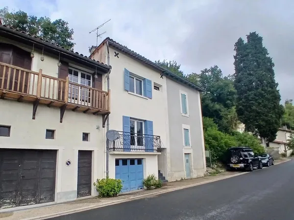 Propriété de 2 chambres située dans un village très prisé.