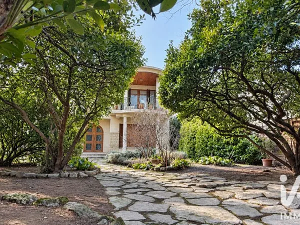 Maison 10 pièces 264 m²