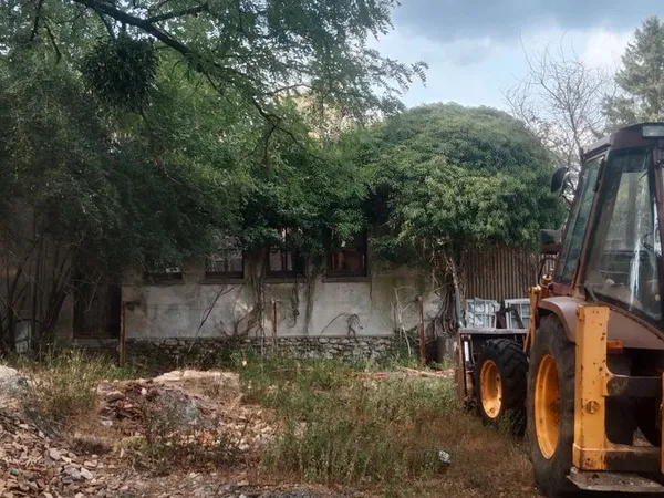 Maison en ruine et dépendances avec terrain
