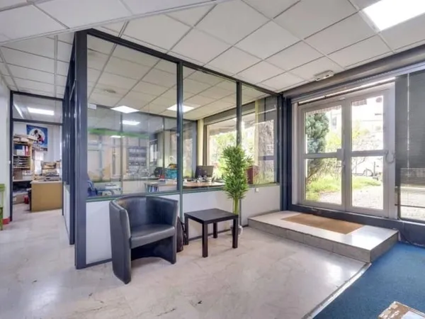 Bureau 700 m²