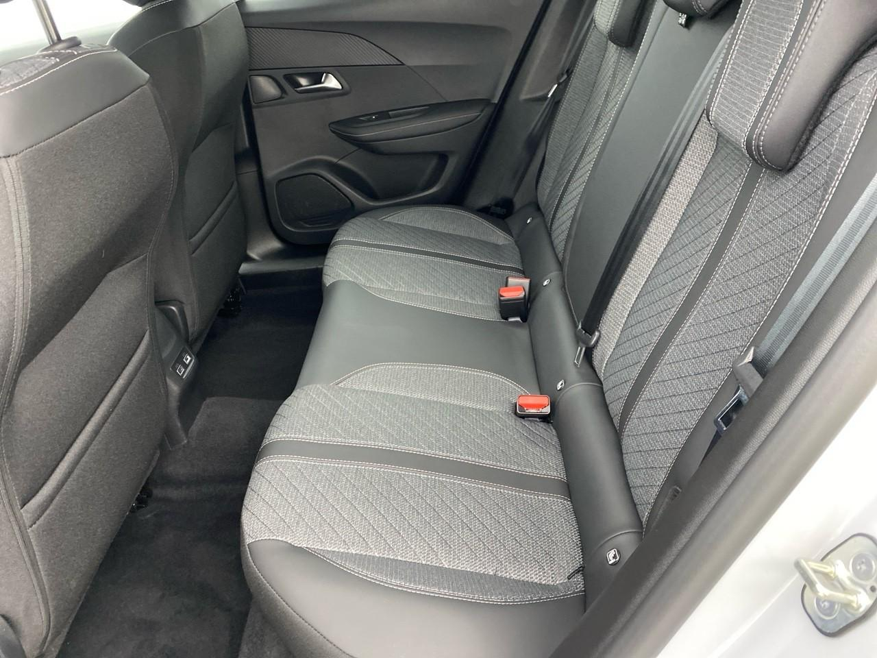 Peugeot 2008 hybrid 145 ch e-dcs6 allure — photo 10