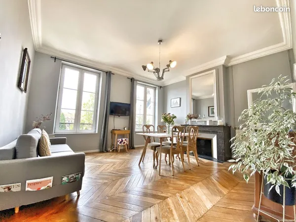 Appartement F2 meublé -50m2 hyper-centre vue Moselle et Temple Neuf