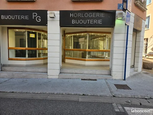 Local commercial d'angle 60m²