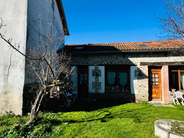 Deux Maisons mitoyennes St Medard En Forez avec cour