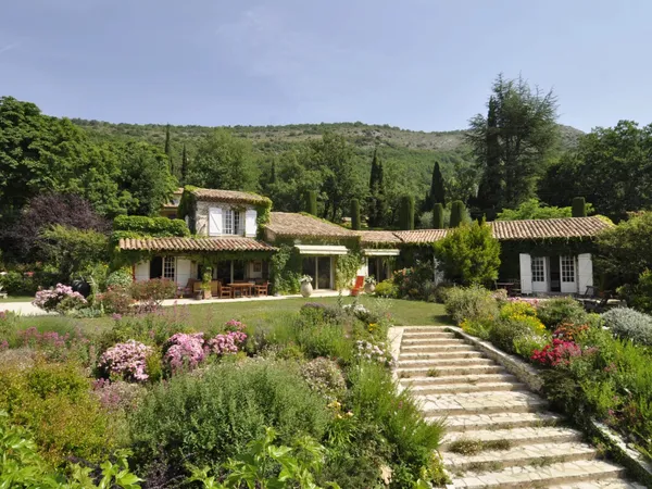 À Vendre  Propriété d'Exception avec Villa principale, Maison d'invité et Dépendance