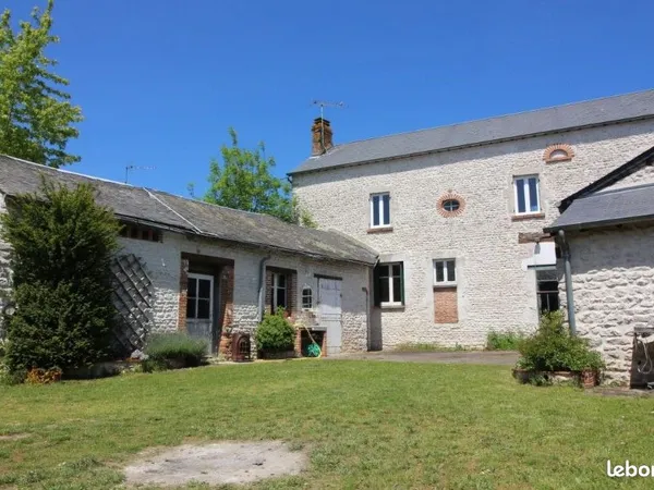 Maison ancienne à rénover avec nombreuses dépendances