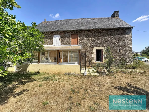 Vente d'une maison en pierres à rénover avec grenier aménageable dans le Bourg de Meslin