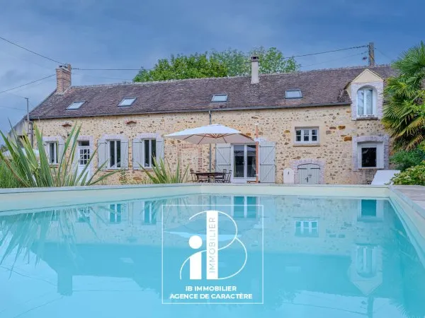 A 35 MN DE FONTAINEBLEAU, TRES BELLE LONGERE DE 163 M² SUR UN JARDIN DE 758 M²