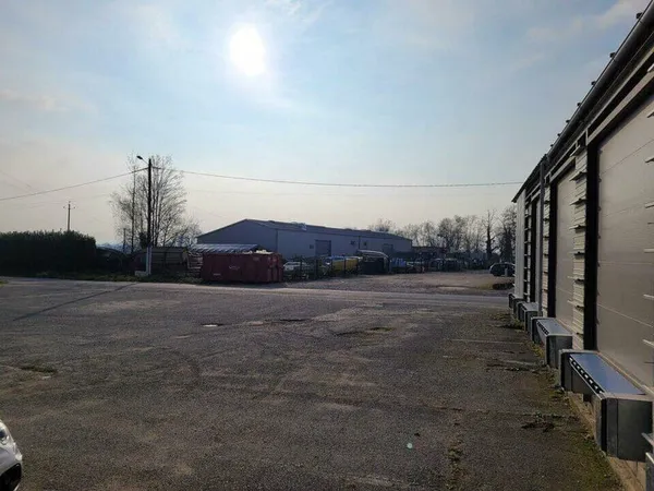 Entrepôt 1600 m²