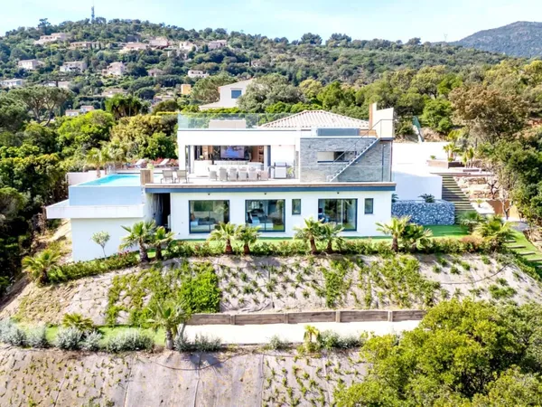 Cavalaire-sur-Mer : Villa contemporaine avec vue mer panoramique