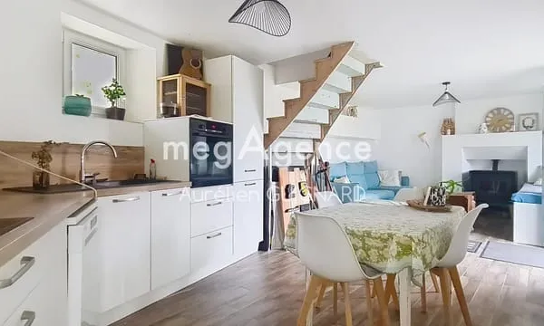 Chaleureuse, 2 Chambres. Bel espace en pelouse avec jardin. Garage / Dépendance