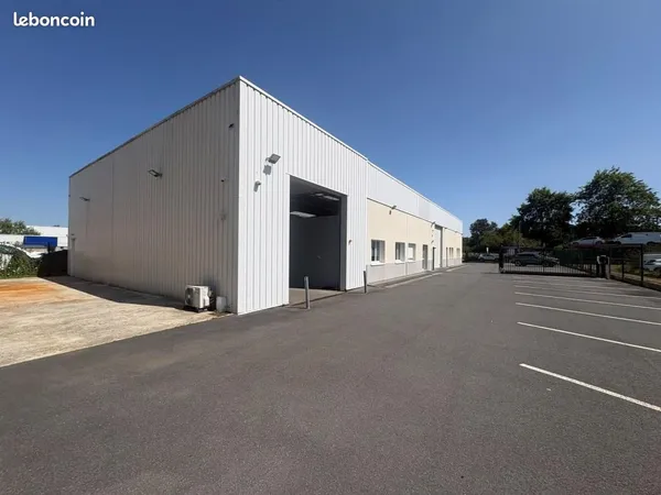 Local d'activité 836 m²