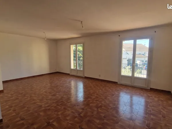T4 95 m² - Grand balcon - Entrée indépendante - 2 stationnements privatifs