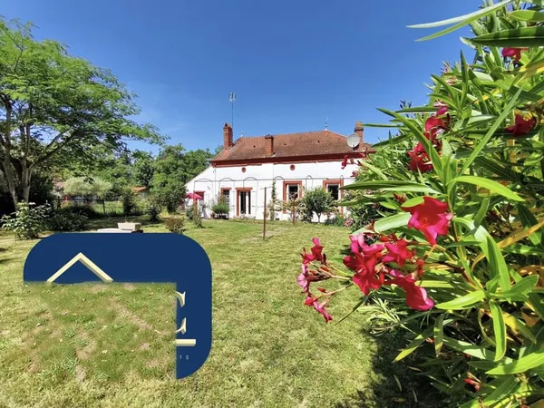 Maison de ville de plain pied avec garage et jardin