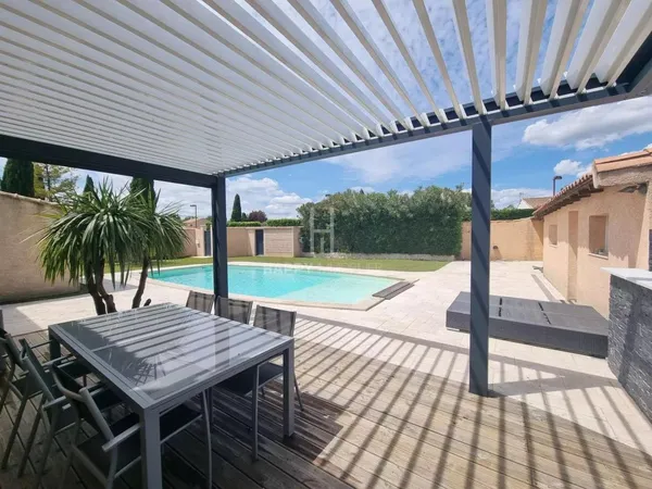 Vends maison - 216 m² - 7 pièces, 3 chambres - Saint-Étienne-du-Grès 13103
