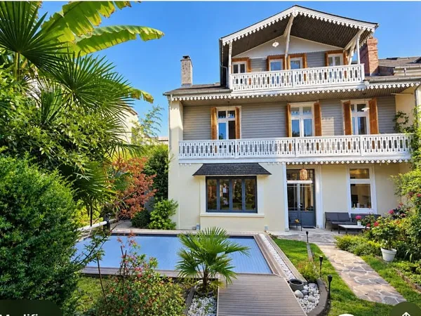 MAISON BOURGEOISE DE 10 PIECES AVEC GARAGE