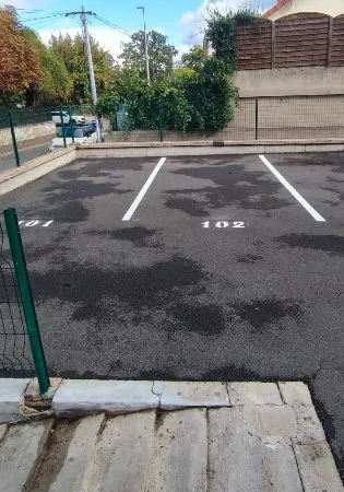 À LOUER - Place de parking extérieure