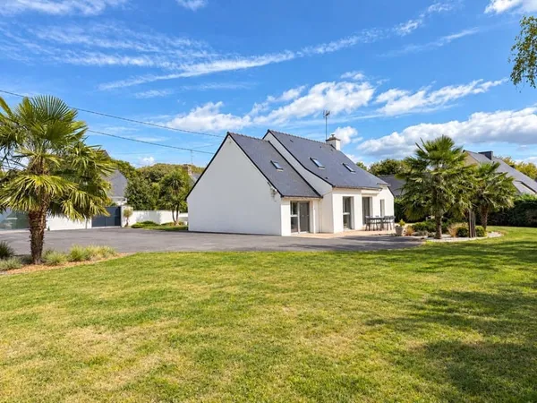 MAISON AVEC BATIMENT TYPE HANGAR DE PLUS DE 180 M²