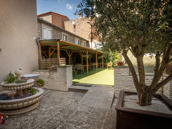 Investissement Hôtelier au Cœur de Prades sur plus de 800 m²