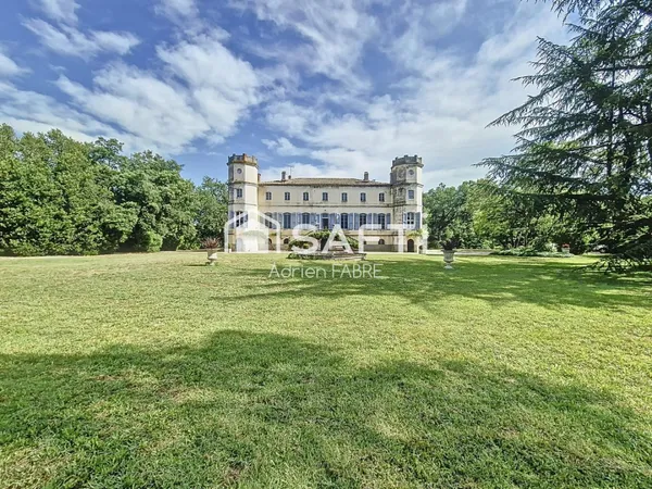 À VENDRE  CHÂTEAU DU XIXe SIÈCLE  448 m² avec un parc de 7 hectares aux portes de Toulouse