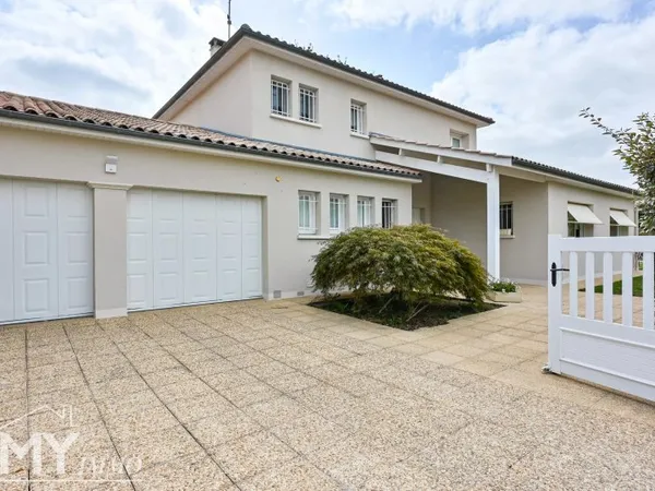 MARMANDE : Villa de standing avec jardin piscine et trois garage.