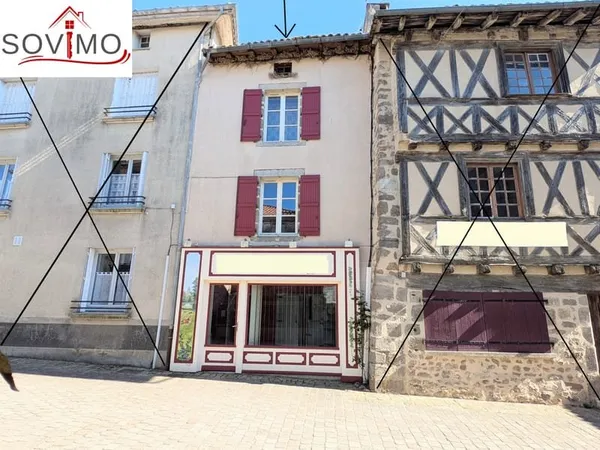 DANS UN VILLAGE AGREABLE , ANCIEN IMMEUBLE À RÉNOVER À USAGE