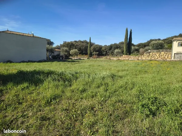 Terrain à bâtir de 700 m² à CASTILLON-DU-GARD (30)