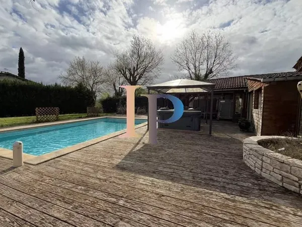 MAISON AVEC PISCINE ET POOL HOUSE
