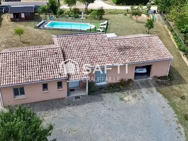 Maison quartier résidentiel avec piscine