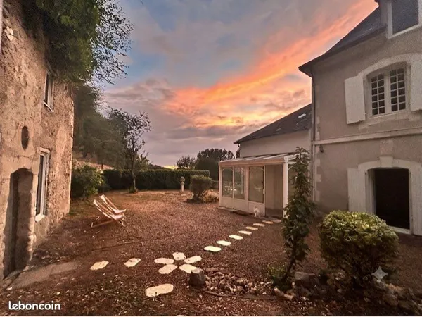Pavillon XVIIe vue Château - 67 m², Jardin clos & Troglodyte