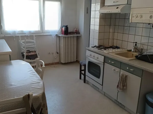 Appartement lumineux 2 pièces de 30 m² avec cave au sous sol, arrêt de bus et parc à proximité.