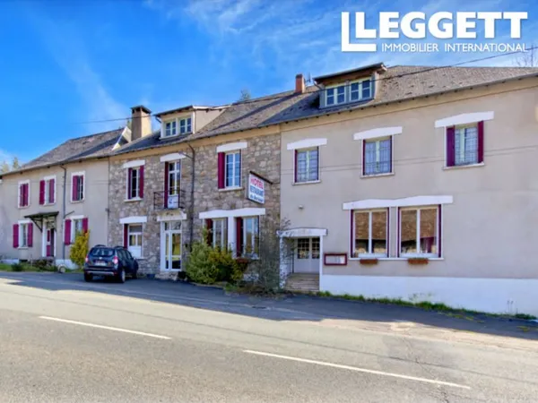 Trois grands bâtiments plus une grange à rénover. Surface de plus de 500m2 avec terrain 1800m2