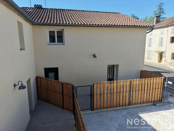 À louer à Condom, appartement de 117 m² entièrement rénové, réparti sur deux niveaux et bénéficiant 