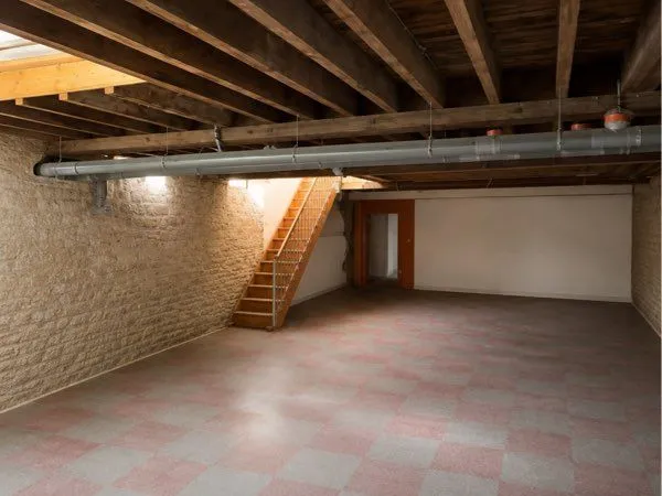 Local- cave-box 115 m2 - hyper centre ville LAVAL