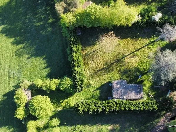 Terrain avec installation existante en zone potentiellement