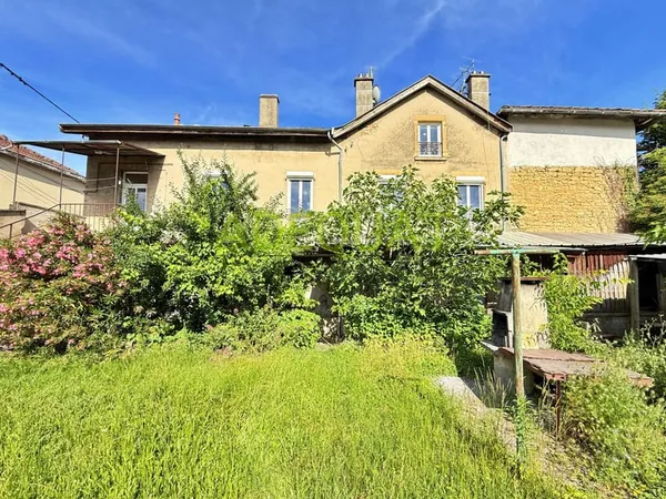 BOURGOIN JALLIEU, grande maison de ville à rénover / terrain