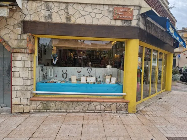 VALLAURIS AVENUE PRINCIPALE EMPLACEMENT EXCEPTIONNEL MURS COMMERCIAUX de190 M2.