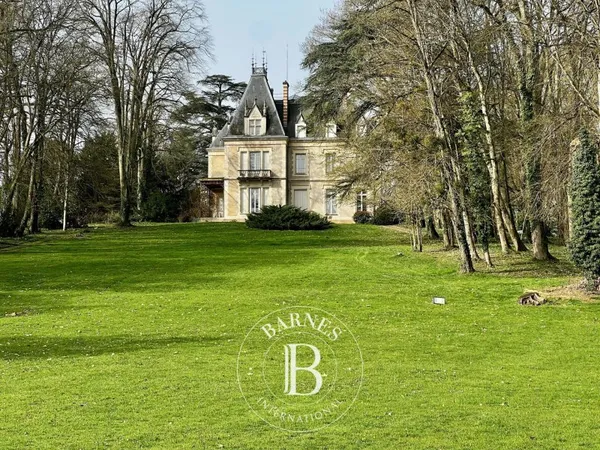 Bourgogne - Tournus - Château - Etang - Tennis et Dépendances