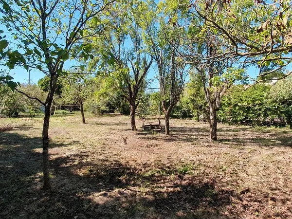 Beau terrain arboré constructible de 605m²